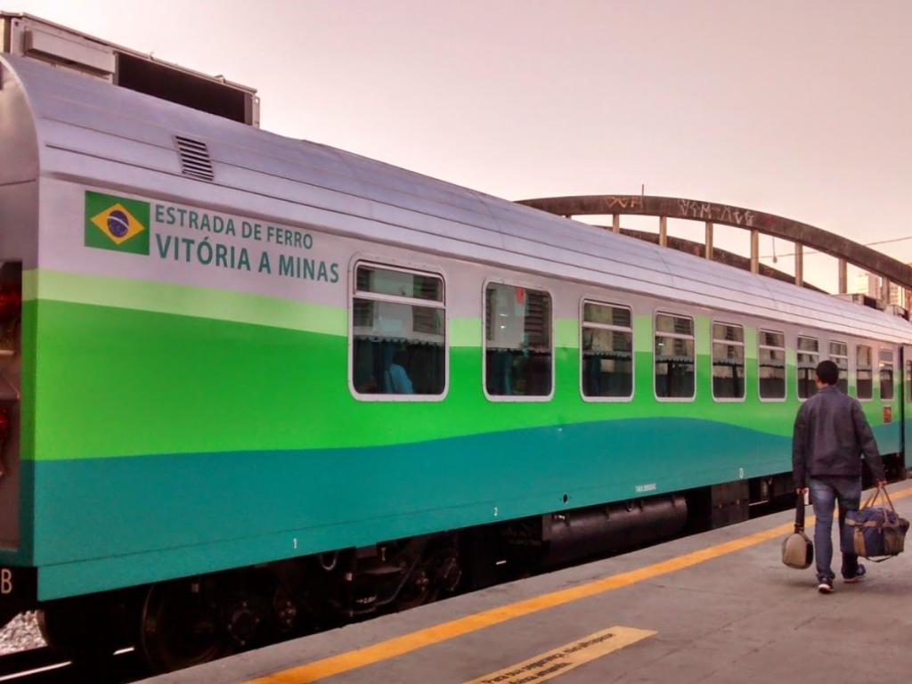 Trem De Passageiros Da Estrada De Ferro Vit Ria A Minas Volta A