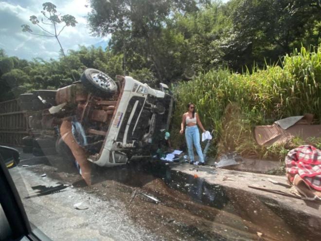 Dois Caminh Es E Van Ocupantes Se Envolvem Em Acidente Na Br