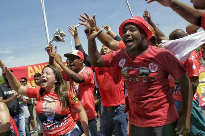 Manifestantes fazem ato pelo país no dia em que recurso de Lula é