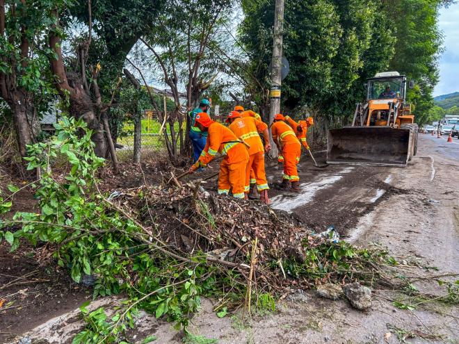 O serviço é executado por várias equipes e motoristas que trafegam pelo trecho urbano da BR-381 em Ipatinga devem ficar atentos 