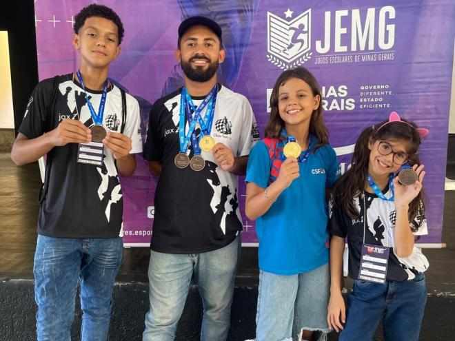 Os alunos ganharam medalhas de ouro e bronze pela conquista