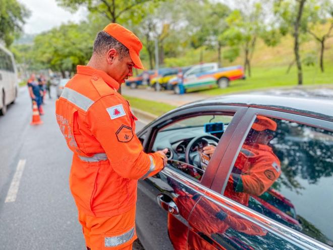 A recomendação dos agentes de meio ambiente é que os moradores façam a limpeza mecanizada dos terrenos e solicitem caçambas para jogar o mato fora