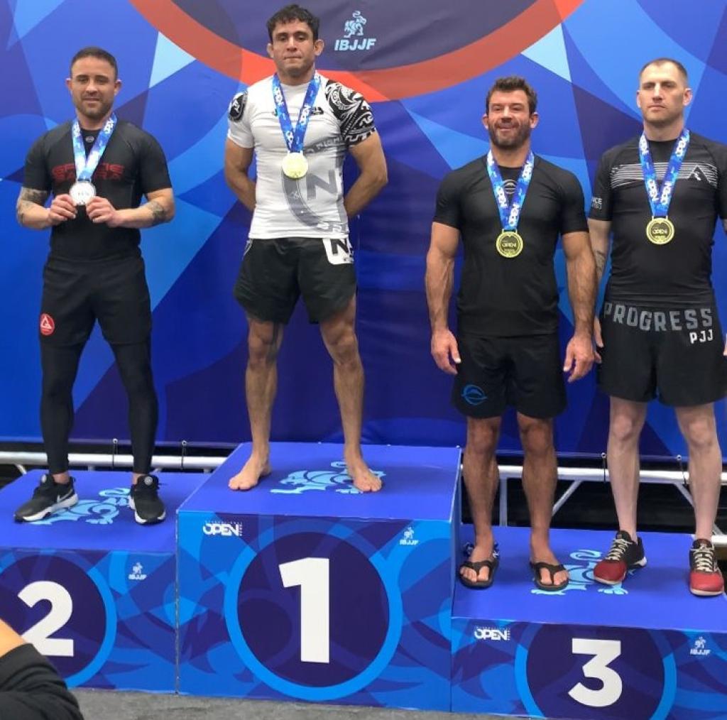 Na cidade de Denver, o atleta conquistou duas medalhas de ouro e uma de prata