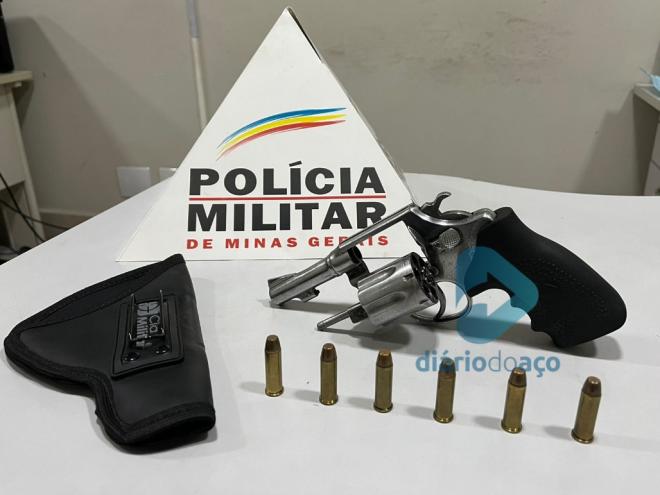 A arma de fogo foi encontrada na cintura do autor 