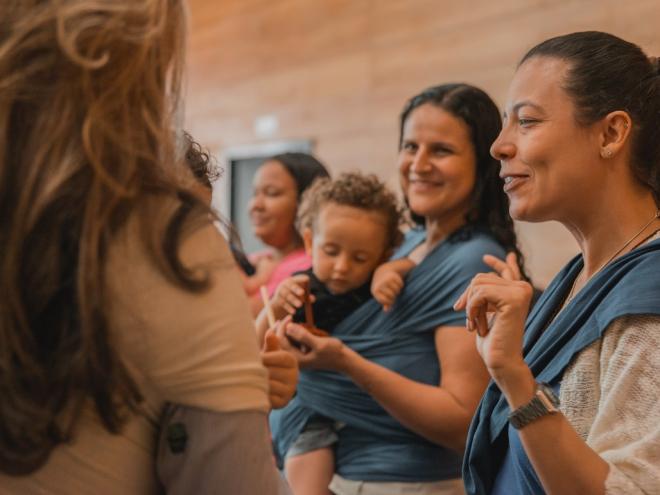 A oficina propõe ampliar a proximidade e o desenvolvimento integral entre os adultos e seus bebês