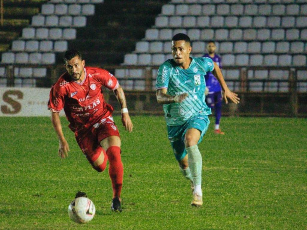  As tentativas de ataque do Novo Esporte esbarraram na eficiente marcação do Valério