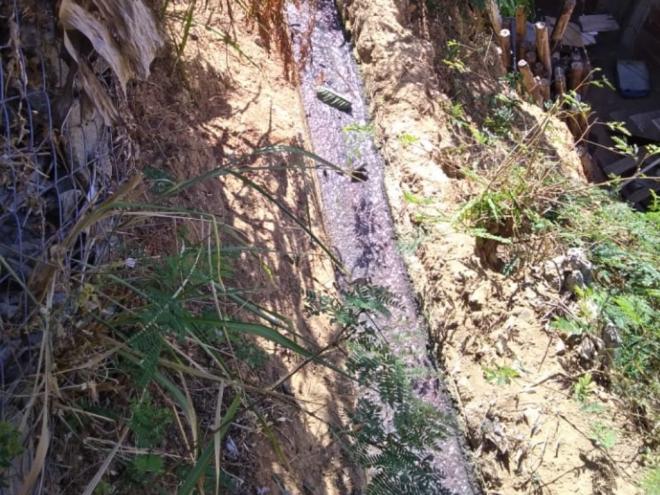 Os resíduos vazados da caixa de esgoto na rua Amazonas têm causado um forte odor para a vizinhança 