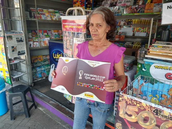 Maria Helena Oliveira contou que quando chega álbum da Copa do Mundo em sua banca, acaba em menos de uma hora