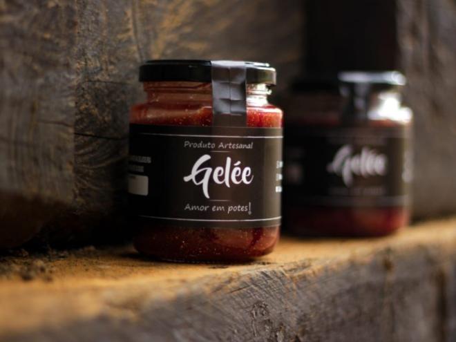 A empreendedora tem no cardápio diversas opções de geleia, como abacaxi com pimenta, tomate com manjericão, morango, morango com pimenta 