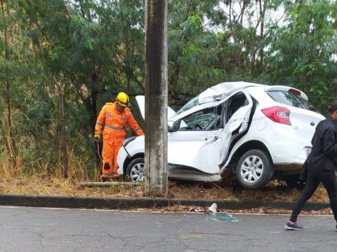Carro teve a lateral destruída com o impacto