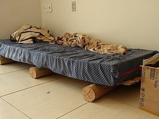 Todas as acomodações onde trabalhadores dormiam eram improvidas com tora de eucalipto 