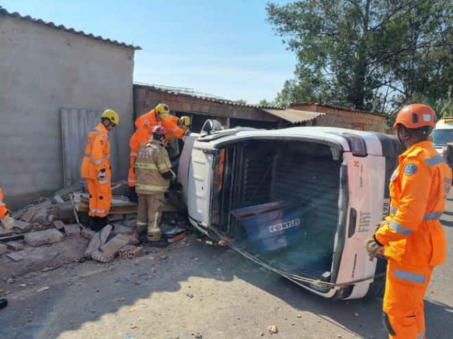  Motorista de Fiat Strada perdeu o controle e bateu em uma residência, que não suportou e desabou 