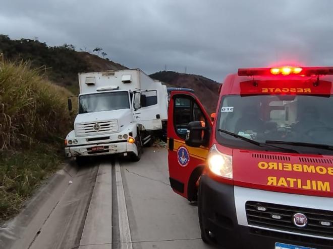 Ônibus Bate Em Traseira De Caminhão Com Defeito Na BR-381 E ...