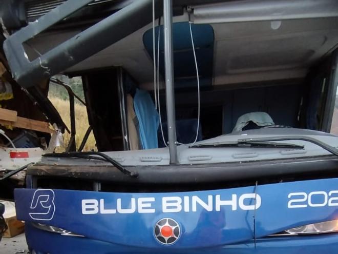 Motorista do ônibus disse que não conseguiu desviar-se a tempo do caminhão parado, porque havia outro coletivo trafegando ao lado 