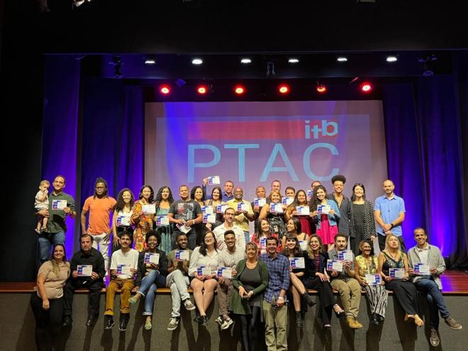 Os novos profissionais foram diplomados durante cerimônia no Teatro Zélia Olguin: 96 horas de aulas e 40 horas de atividades práticas