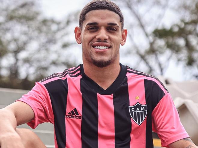 A camisa listrada de preto e rosa será usada no próximo domingo num jogo oficial