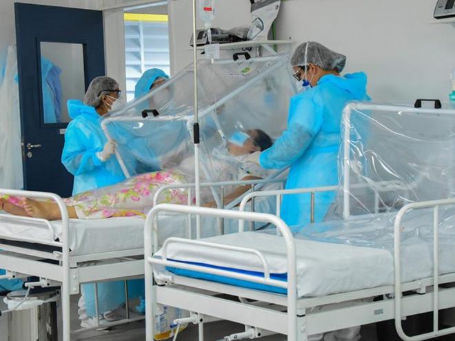 Enfermeiros em hospital de campanha em Manaus: garantia do piso da categoria depende de recursos 