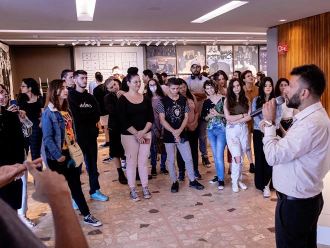 O professor Rodrigo Vivas conduz a discussão sobre as questões que envolvem a escolha curatorial