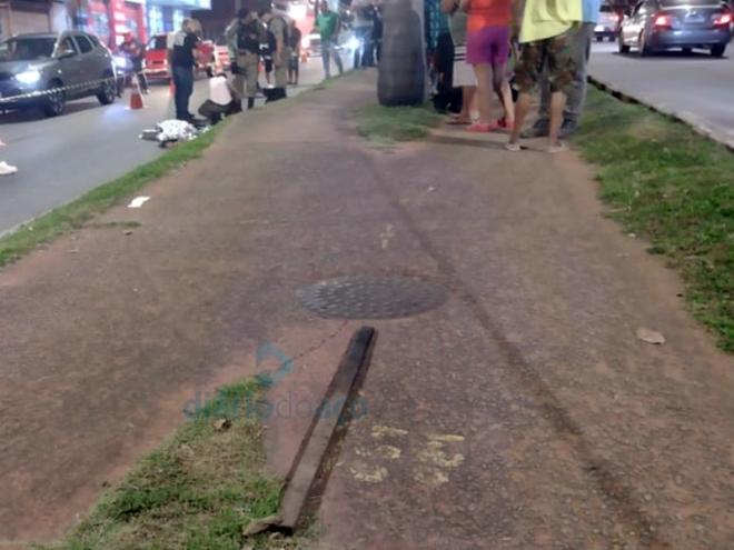 A ripa de madeira, utilizada na agressão da vítima, foi abandonada sobre o canteiro central da avenida