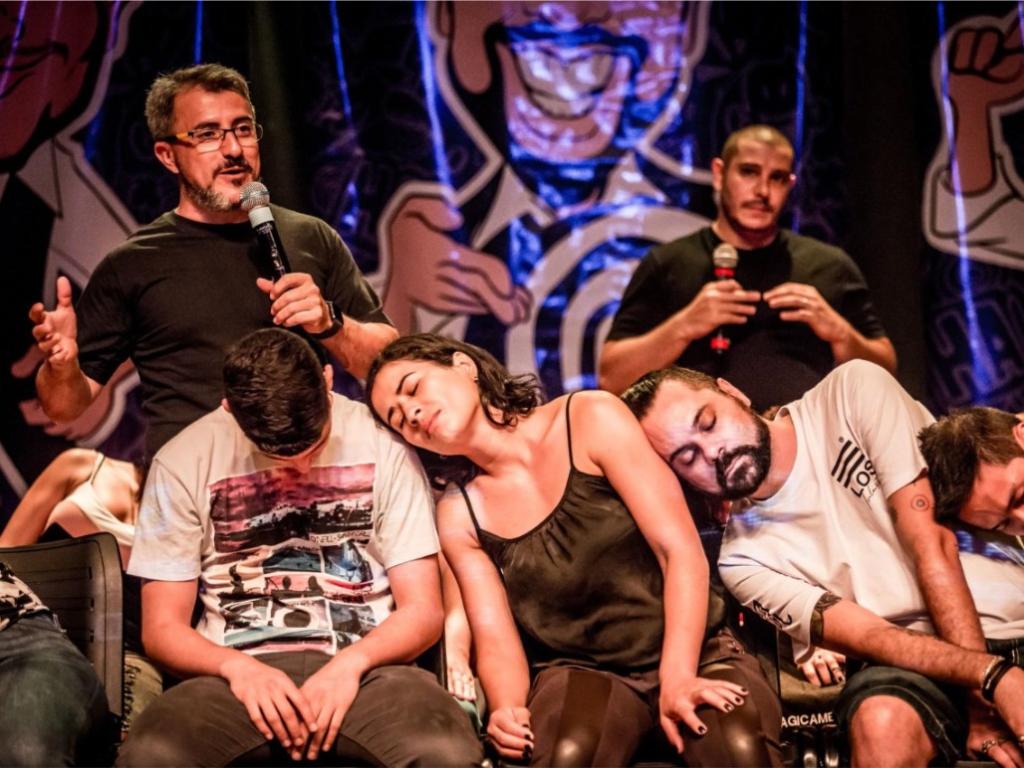 A marca do show é hipnotizar voluntários da plateia e incluí-los em diversas situações engraçadas e divertidas