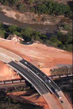 Rodovia que antes passava debaixo da EFVM agora tem um viaduto que passa sobre a ferrovia, em Antônio Dias  