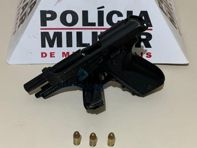 A pistola de calibre 380 foi apreendida depois que o jovem tentou fugir dos policiais