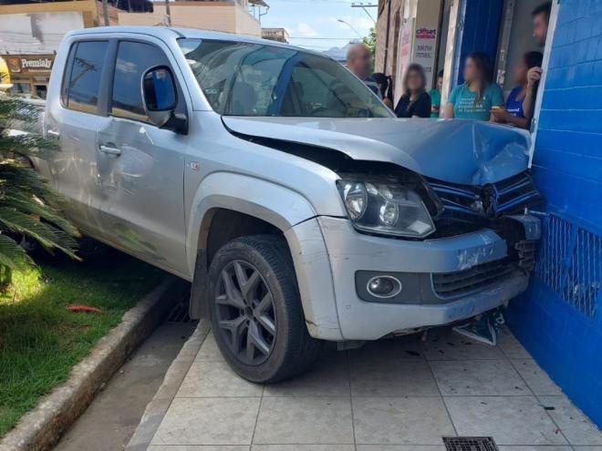 Depois do impacto nos veículos, Amarok ficou atravessada sobre a calçada, na entrada da rua Duque de Caxias. 