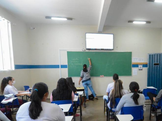 Data deve ser celebrada, mas sem esquecer da luta por melhores condições, apontam professores  
