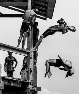 As fotografias e vídeos retratam o cotidiano das pessoas que compõe essas comunidades, enquanto desenvolvem suas atividades diárias