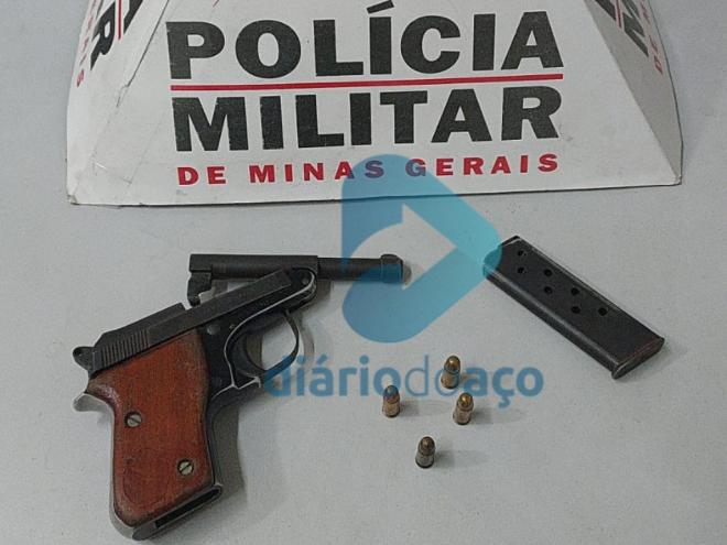 Na casa do homem a polícia encontrou uma pistola do tipo Beretta, a arma estava embaixo de um tijolo