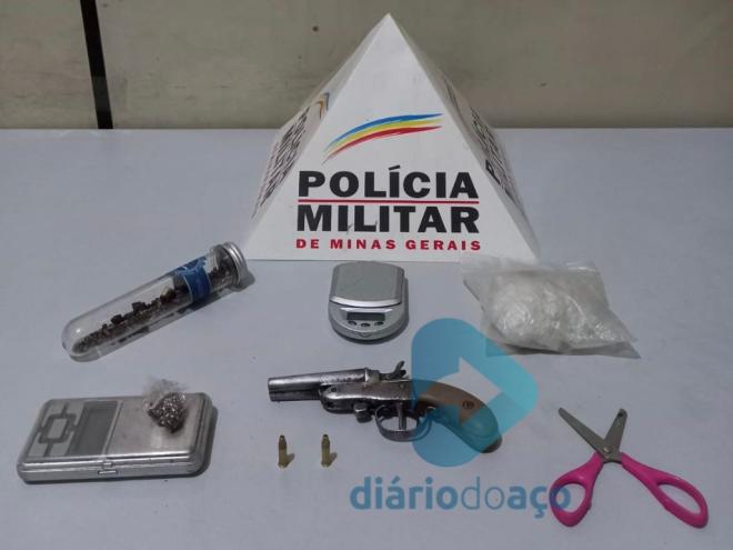 Os militares apreenderam duas balanças de precisão, uma garrucha calibre 22 e sementes de cannabis