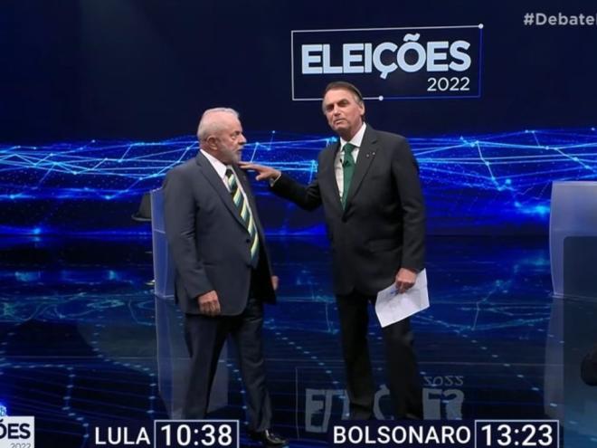 Os dois candidatos protagonizam a mais acirrada disputa eleitoral dos últimos tempos no Brasil; debate de domingo a noite foi o primeiro com embates diretos entre Lula e Bolsonaro 