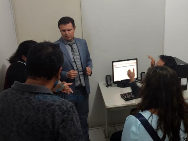 O delegado Gilmaro Alves apresentou o sistema aos representantes da Associação de Surdos de Ipatinga