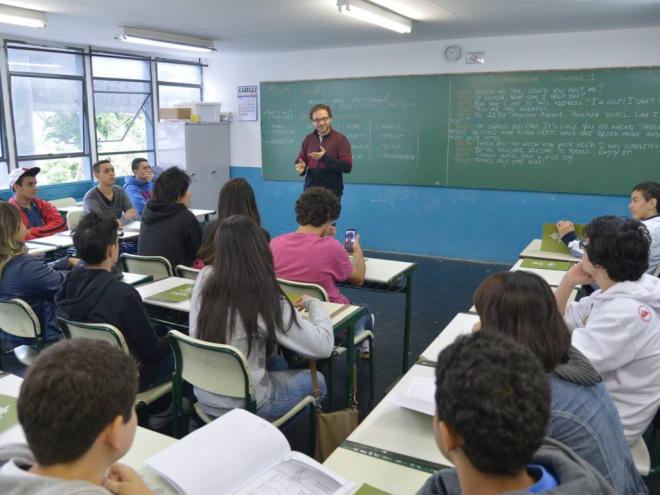 Para o Quadro Administrativo são destinadas às funções de Auxiliar de Serviços de Educação Básica (ASB), Assistente Técnico de Educação Básica (ATB) e Analista de Educação Básica (AEB)