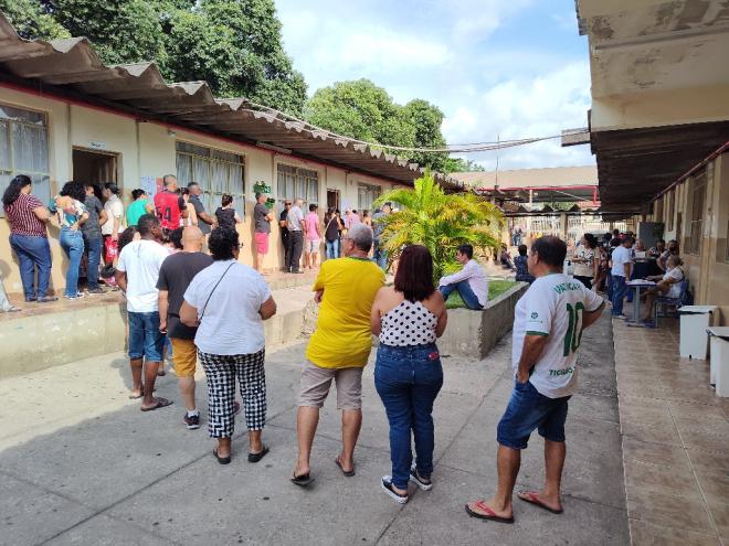 Há filas em todas as seções eleitorais em uma das escolas em Ipatinga 