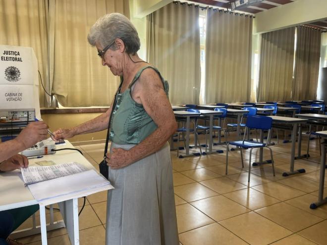 Mesmo já não sendo mais obrigada a votar, dona Maria Consolação fez questão de participar da festa da democracia 