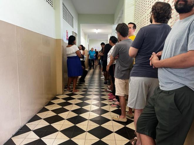 Corredor da Escola Estadual João XXIII, localizada no bairro Iguaçu