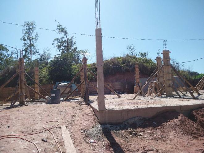 Já foram executados os serviços de terraplenagem, fundações profundas e rasa