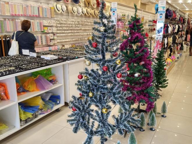 Além de preparar as lojas com decorações voltadas para o tema natalino, o comércio reforça o quadro de funcionários 