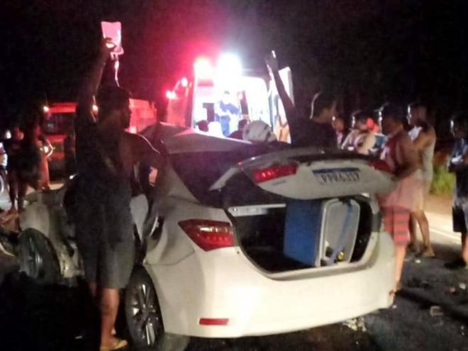 Acidente aconteceu quando motorista de um Toyota Corolla foi fazer uma ultrapassagem, atingiu lateral de ônibus e invadiu a contramão, atingindo carro com a família de Timóteo 