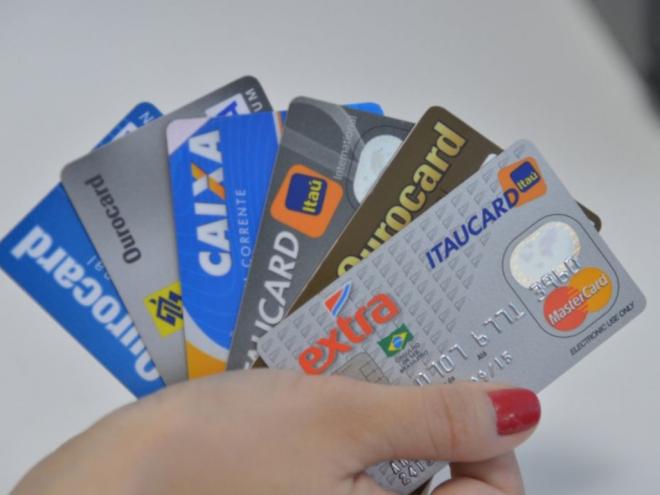 Segundo a Serasa, o cartão de crédito é o principal tipo de dívida entre os inadimplentes 
