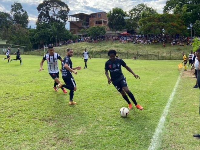 O atacante Kanu foi o autor do primeiro gol da vitória na casa do adversário