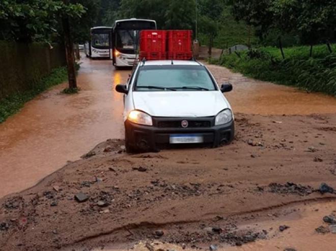 Avenida Ikê, no acesso ao bairro Caladão foi tomada pela Lama no começo da manhã