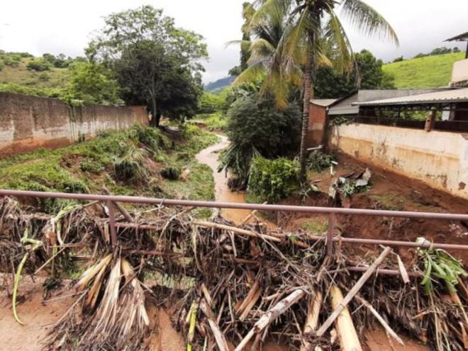 Chuva do fim de semana deixou um rastro de destruição pela cidade
