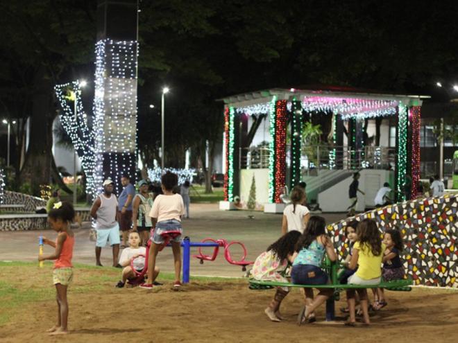 Decoração natalina e iluminação especial garantem um brilho a mais ao Natal de Timóteo