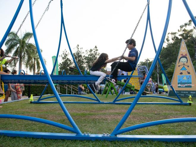 No jardim do Teatro Zélia Olguin, no bairro Cariru, o parque tem brinquedos sonoros e pode ser visitado gratuitamente