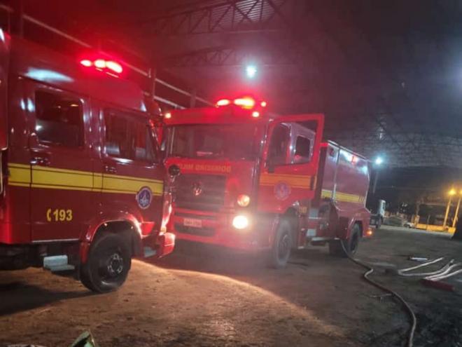 Trabalho dos militares, para apagar as chamas, durou cerca de quatro horas 