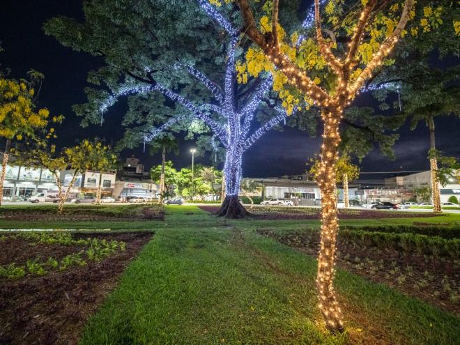 A rotatória do bairro Cidade Nobre foi a primeira a receber a iluminação especial