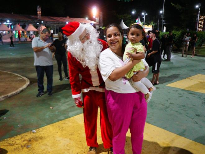 Papai Noel marcou presença no acendimento das luzes de Natal em Timóteo