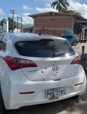 Motorista descia avenida Maanaim, em Coronel Fabriciano, com o carro crivado de balas, quando foi parado pela polícia 